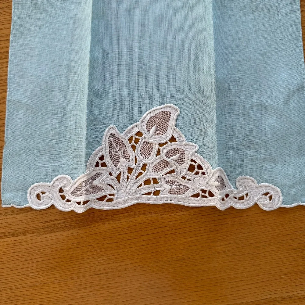 SET OF 4 VINTAGE FINGERTIP TOWELS